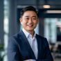 陈明远，调教小说网创始人兼CEO，穿着深蓝色商务休闲装，面带自信微笑，背景为现代化办公室，展现专业领导气质